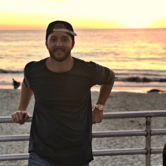 Meet your Posher, Derrick - Picture 2 of 3